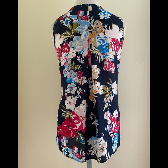 💙Pretty NavyBlue Top w/ Flower Print - Picture 3 of 6